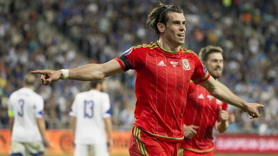 Bale đập tan mọi lời chỉ trích ở Real bằng màn trình diễn ấn trượng trong màu áo ĐTQG. Sau khi kiến tạo để Ramsey mở tỷ số, tiền vệ 25 tuổi trực tiếp lập cú đúp giúp xứ Wales giành chiến thắng 3-0 ngay trên sân Israel.