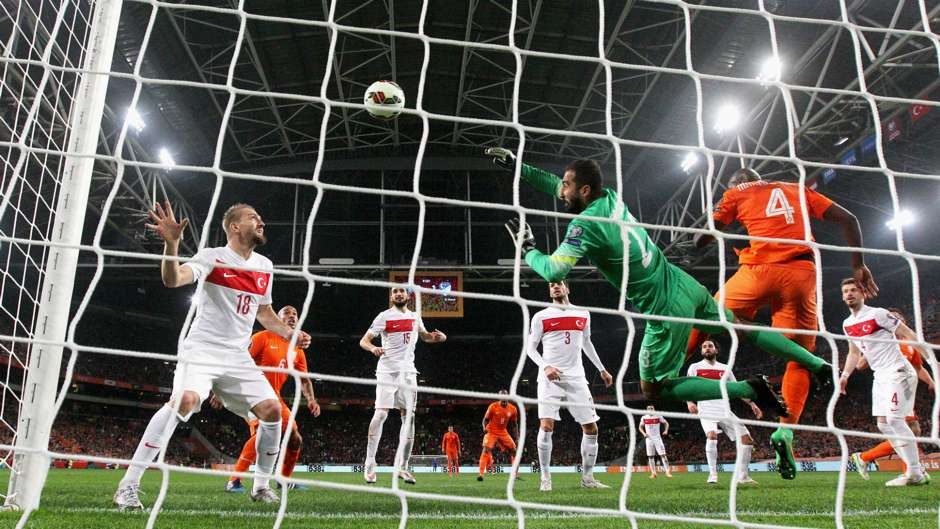 Babacan bất lực trước cú sút của Wesley Sneijder ở những phút cuối trận hòa 1-1 với Hà Lan. Tuy nhiên, thủ thành 26 tuổi vẫn nhận được đánh giá rất cao khi cản phá thành công các pha dứt điểm của Huntelaar, Afellay và Stefan de Vrij.