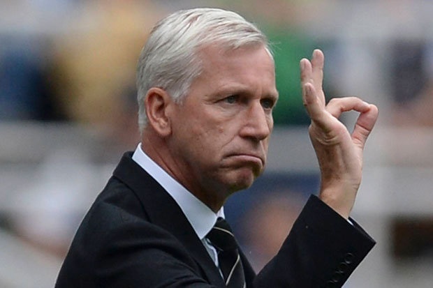 Người hâm mộ quá quen với cụm từ “Pardew Out” khi nhà cầm quân 54 tuổi dẫn dắt Newcaslte. Pardew gây ra quá nhiều bê bối làm xấu hình ảnh “Chích chòe” như: chế giễu CĐV West Ham, đẩy ngã trợ lí trọng tài Stuart Burt, lăng mạ đồng nghiệp Manuel Pellegrini, húc đầu vào cầu thủ David Meyler của Hull City.