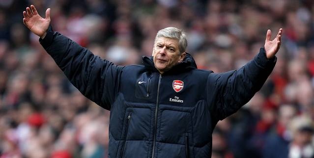 HLV Wenger luôn bị chế giễu vì thành tích nghèo nàn của Arsenal. Fan “Pháo thủ” phải chờ đợi 8 năm để chứng kiến Pháo thủ có 1 danh hiệu kể từ chức vô địch FA Cup năm 2005. Bên cạnh đó, HLV người Pháp luôn bị chê quá keo kiệt trong các kỳ chuyển nhượng. Mãi tới hè 2013, Wenger mới chịu phá kỷ lục chuyển nhượng vì Mesut Oezil (42,5 triệu bảng).