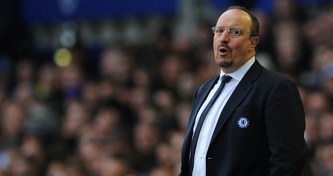 Fan Chelsea giận dữ khi Chủ tịch Abramovich sa thải HLV Roberto Di Matteo để thay bằng Rafa Benitez. Chiến lược gia người Tây Ban Nha từng có những phát biểu không hay về “The Blues” khi còn tại vị ở Liverpool. Dù giúp Chelsea vô địch Europa League, Rafa Benitez vẫn bị sa thải ngay khi mùa giải 2012/13 kết thúc. Nguyên nhân do sức ép từ NHM và tỉ phú người Nga muốn đưa Mourinho trở về sân Stamford Bridge.