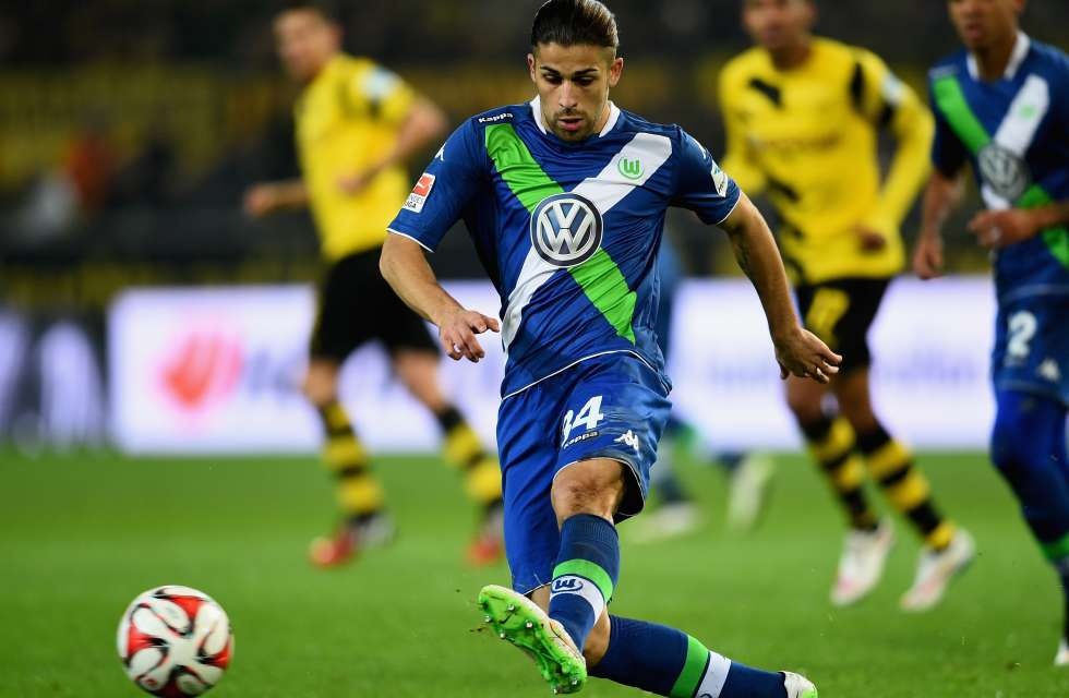 HLV Van Gaal muốn có hậu vệ người Thụy Sỹ để thay thế Rafael thường xuyên chấn thương hay Valencia thiếu ổn định. Cầu thủ 23 tuổi là trụ cột giúp Wolfsburg bay cao ở vị trí thứ 2 tại Bundesliga và tiến sâu ở Europa League.