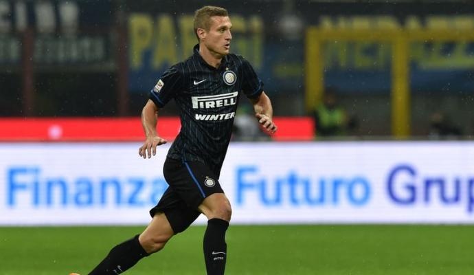 Vidic đang vật lộn trong cuộc tìm kiếm suất đá chính ở Inter Milan. Trong khi HLV Van Gaal lại cần cầu thủ kinh nghiệm để gánh vác hàng thủ M.U. Có thể chiến lược gia người Hà Lan sẽ tìm đến Vidic, người từng có 8 năm gắn bó với sân Old Trafford.