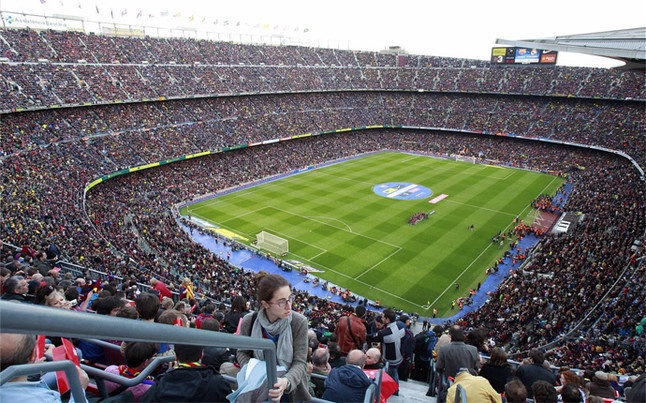 Thieu nien 17 tuoi doa danh bom san Nou Camp hinh anh