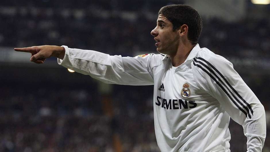 Hậu vệ người Brazil đầu quân cho Los Blancos 2 năm sau đó chuyển tới Roma. Một năm sau, ban lãnh đạo “Nhà trắng” ký hợp đồng với Emerson từ Juventus. Tuy nhiên, đây là thương vụ thất bại của Real bởi Emerson không thể hiện vai trò như thời gian phục vụ “Lão phu nhân”.