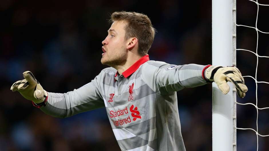 So với David Ospina, phong độ của Mignolet tại giải năm nay không thuyết phục bằng. Tuy nhiên, thủ môn người Bỉ lại được đánh giá cao hơn nhờ kinh nghiệm 5 năm chơi bóng tại Premier League.