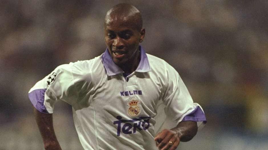 Cựu tiền vệ 40 tuổi không để lại dấu ấn gì sau một mùa bóng ở Bernabeu. Tên tuổi của Ze Roberto thực sự biết đến khi anh sang Đức khoác áo Bayer Leverkusen (1998-2002) và Bayern Munich (2002-2006).