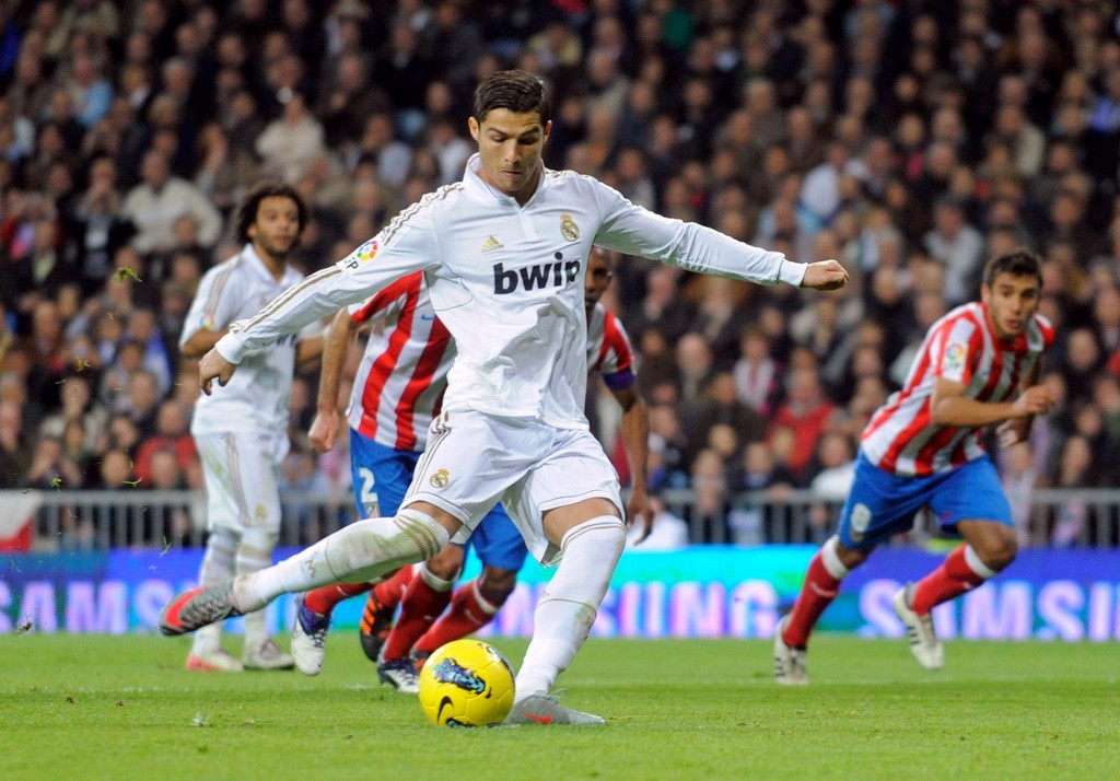 Real không giành kết quả tốt trong những trận derby với Atletico những năm gần đây. Tuy nhiên, “Kền kền trắng” thường phô diễn sức mạnh trước đối thủ cùng thành phố. Ronaldo là người hay được xướng tên trên bảng điện tử nhất. Mùa 2011/12, CR7 lập cú đúp tại Bernabeu sau đó ghi hat-trick tại Vicente Calderon, mang lại hai chiến thắng cùng tỷ số 4-1 cho Real.