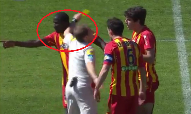 Trong tai Ligue 1 thuc cui cho vao co cau thu hinh anh