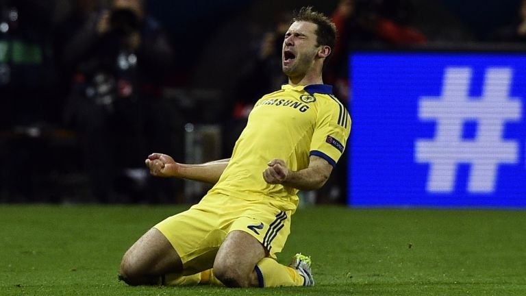 Ivanovic là cầu thủ mạnh mẽ, đa năng (có thể chơi ở vị trí trung vệ và hậu vệ cánh) và có tài săn bàn hiếm có. Ngôi sao người Serbia được đánh giá là một trong những hậu vệ phải thi đấu hiệu quả nhất thế giới hiện nay.