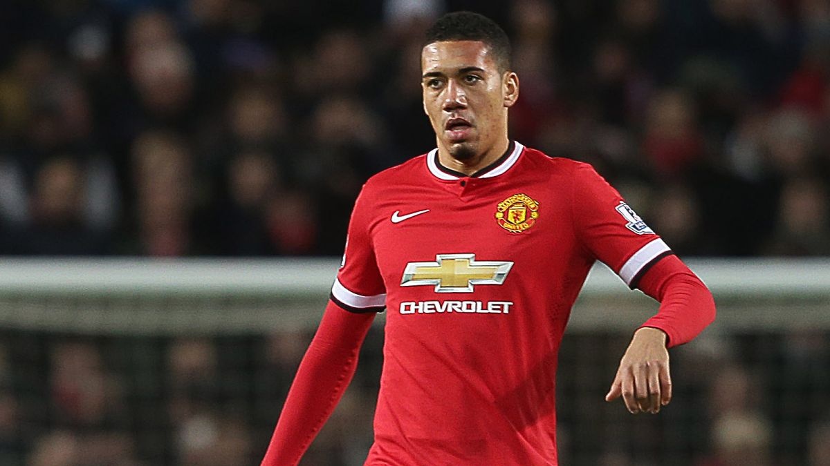 Phong độ của Smalling ở giai đoạn đầu mùa giải là không tốt. Tuy vậy, những vòng đấu gần đây, trung vệ người Anh chơi rất tiến bộ và trở thành chốt chặn vững chắc ở hàng thủ, góp phần vào 5 trận thắng liên tiếp của M.U.