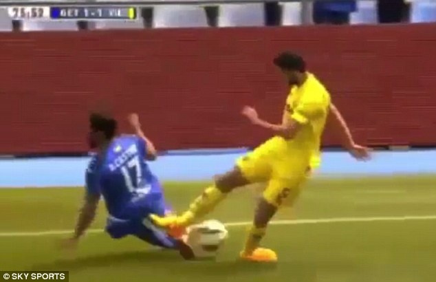 Pha bong khien sao Villarreal gay gap co chan hinh anh