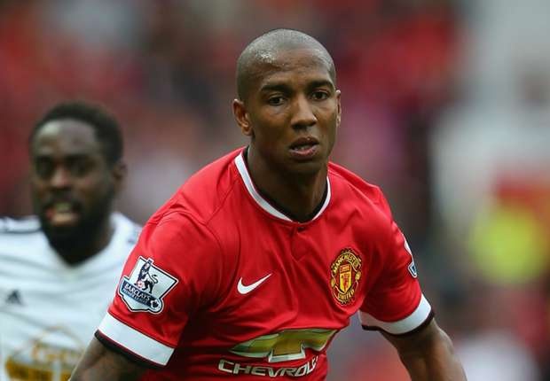 Diem tin: Sao M.U dung chim gia de treu Ashley Young hinh anh