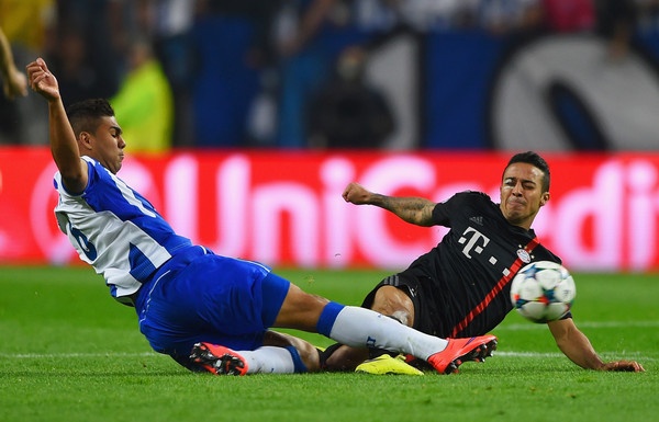 Tiền vệ : Casemiro (Porto): Cầu thủ thuộc biên chế Real như là lá chắn thép áng ngữ trước hàng phòng ngự Porto. Tiền vệ 23 tuổi tắc bóng 67%, đánh chặn 4 lần và cản phá 6 quả tạt. HLV Guardiola đã đúng khi nói Casemiro là một trong những cầu thủ đáng sợ nhất của Bayern trong bài phỏng vấn trước trận.