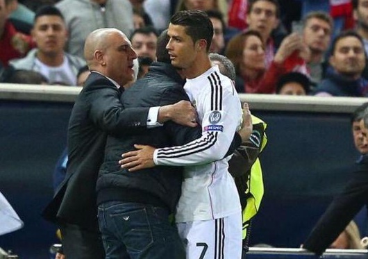 Atletico co the bi phat nang vi de CDV om Ronaldo tren san hinh anh