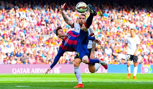 Messi ghi ban thu 400, Barca vung vang vi tri dau bang hinh anh