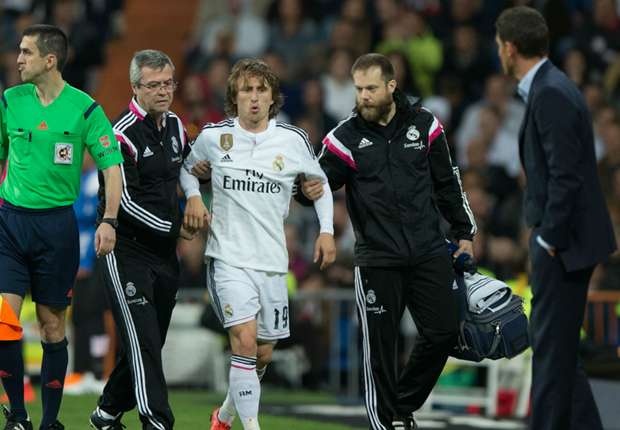 'Modric chan thuong vi vat kiet suc cho Ancelotti' hinh anh
