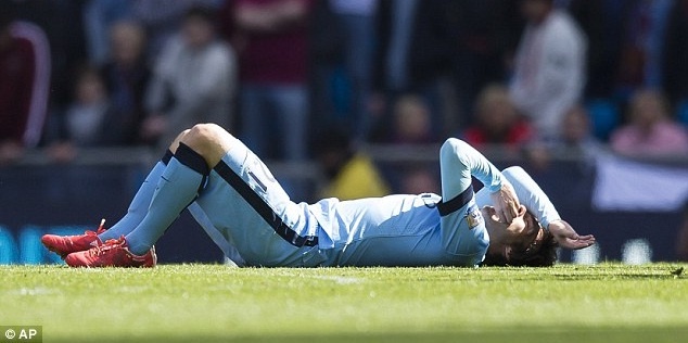 David Silva bi choang sau pha danh nguoi cua cau thu West Ham hinh anh