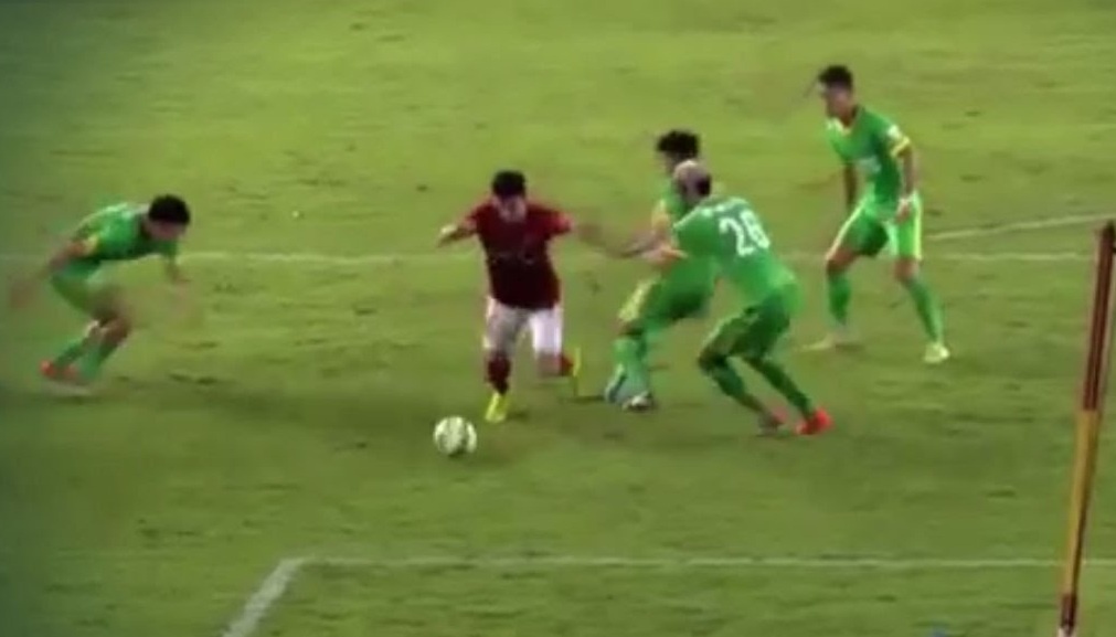 Pha di bong lat leo cua Elkeson hinh anh