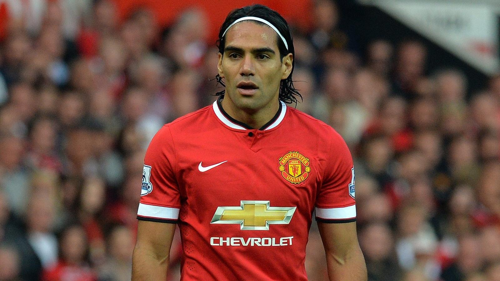 4. Radamel Falcao (Manchester United): Bản hợp đồng bom tấn của “Quỷ đỏ” thể hiện phong độ tệ hại và chấn thương liên miên. HLV Van Gaal đã mất niềm tin vào tiền đạo người Colombia. “Mãnh hổ” phải cải thiện phong độ rất nhiều nếu muốn tiếp tục ở lại Old Trafford.