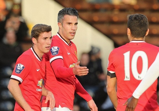 Van Persie lap cu dup trong chien thang 4-1 cua doi U21 M.U hinh anh