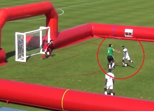 Pha solo ghi ban tu san nha cua cau thu khiem thi hinh anh