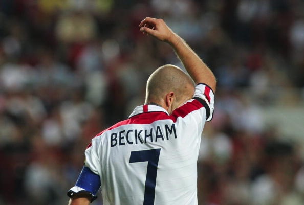 Beckham sut penalty len troi tai tu ket EURO 2004 hinh anh