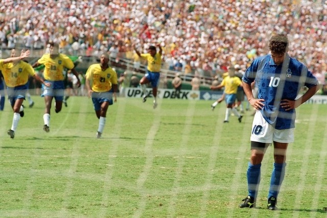 Baggio sut penalty len troi trong tran chung ket gap Brazil hinh anh