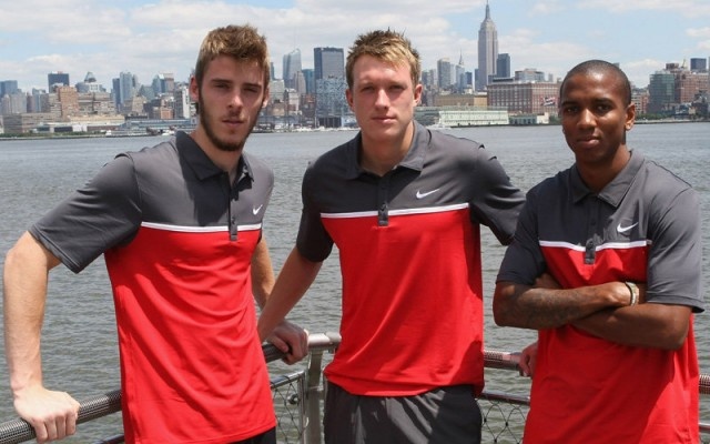 Diem tin 1/5: M.U tuong thuong Ashley Young va Phil Jones hinh anh