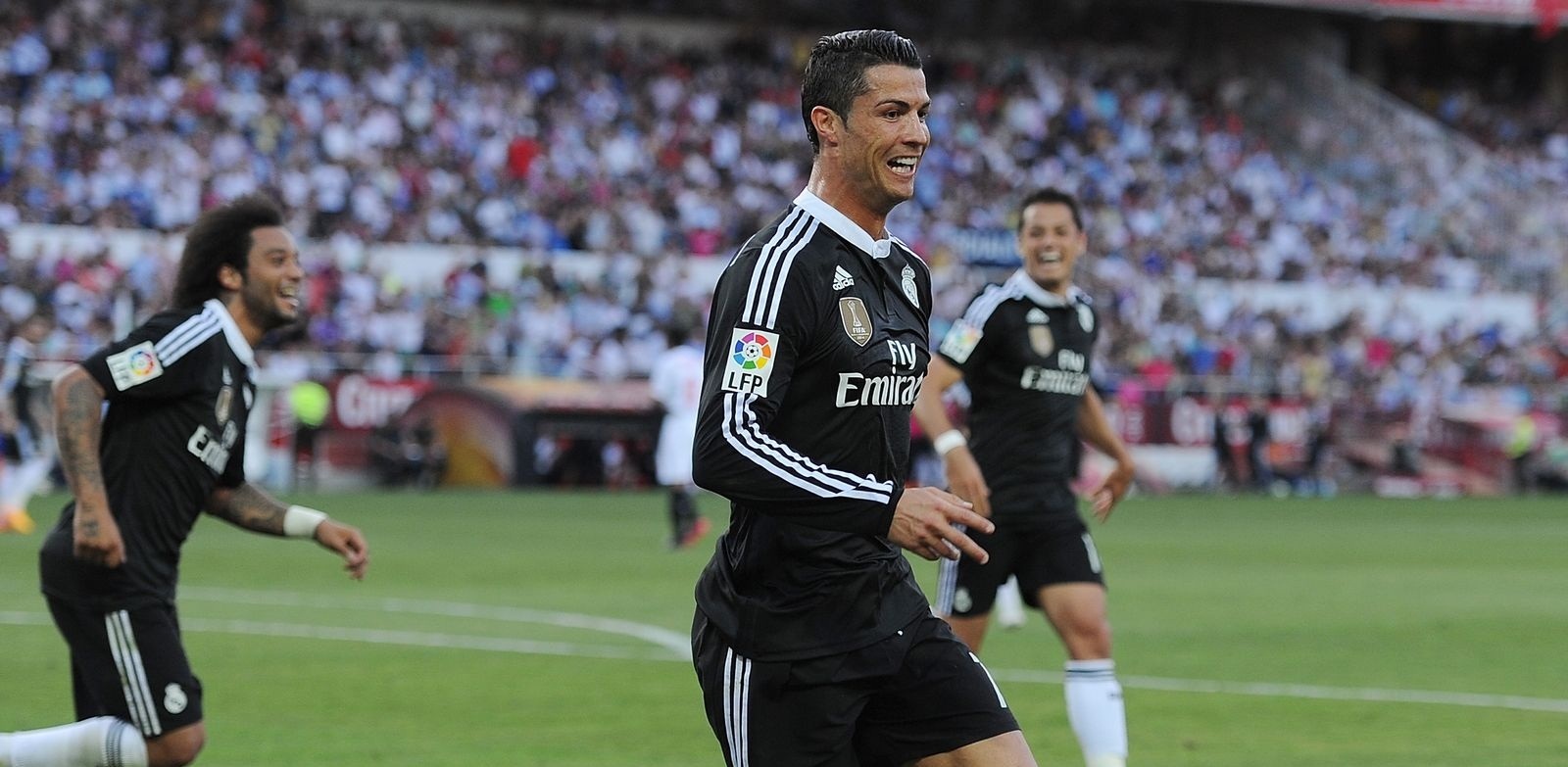 Ronaldo lap hat-trick thu 29, Real tiep tuc theo sat Barca hinh anh