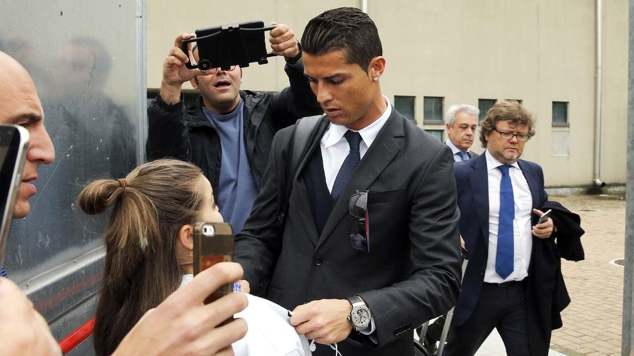 Fan nu nguoi Italy bat khoc khi duoc Ronaldo om hinh anh