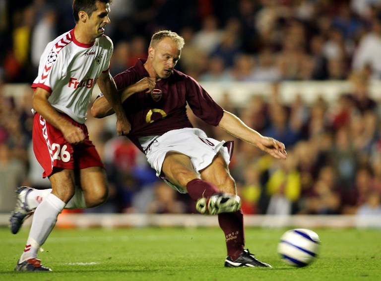 Dennis Bergkamp - Arsenal (120 bàn, 423 trận): “Vua phá lưới” 3 mùa liên tiếp tại giải VĐQG Hà Lan chơi không nổi bật trong màu áo Inter Milan. Nhưng sau khi đầu quân cho Arsenal, Bergkamp thi đấu rất thuyết phục và trở thành biểu tượng của “Pháo thủ”. Sau 11 mùa giải gắn bó với sân Highbury/Emirates, cựu sao Ajax ghi 120 bàn sau 423 trận.