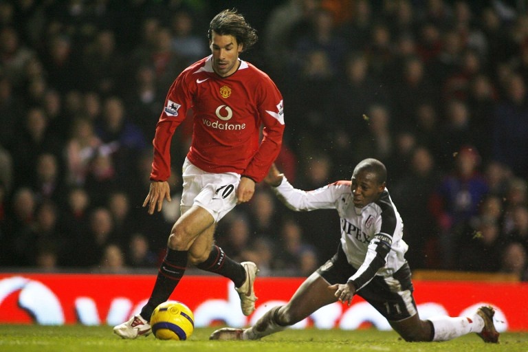 Ruud Van Nistelrooy - Manchester United (150 bàn, 219 trận): Trước khi chuyển tới M.U hè 2001, Van Nistelrooy từng hai lần giành “Vua phá lưới” giải VĐQG Hà Lan trong màu áo PSV Eindhoven. Tại Old Trafford, ngôi sao người Hà Lan không ngừng tỏa sáng. Anh ghi 150 bàn sau 219 trận (95 bàn/150 trận tại Premier League) và trở thành một trong những cầu thủ hay nhất lịch sử M.U.