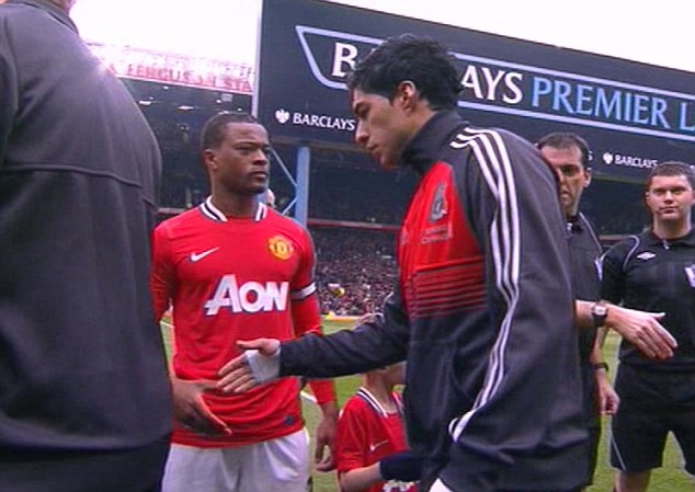 Suarez từ chối bắt tay Evra khi cả hai còn chơi bóng cho Liverpool và M.U. Ảnh: Daily Mail.