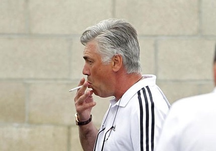 HLV Ancelotti hut thuoc trong luc hoc tro thi dau hinh anh