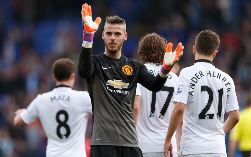10. David De Gea (Manchester United): Thủ thành 25 tuổi thi đấu thăng hoa ở mùa giải thứ 4 chơi cho “Quỷ đỏ”. M.U sẽ phải tìm mọi cách để giữ chân tuyển thủ Tây Ban Nha, tránh khỏi sự chèo kéo từ Real Madrid. Ảnh: Rex.