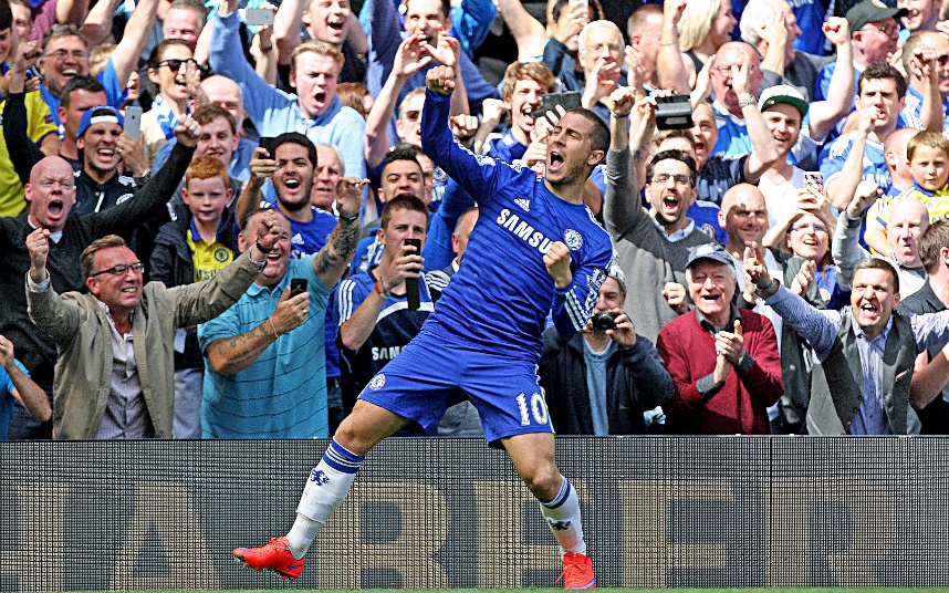 6. Eden Hazard (Chelsea): Tài năng trẻ xuất sắc nhất Premier League 2013/14 trở thành cầu thủ xuất sắc nhất mùa giải 2015/16 chỉ sau 1 năm. Tiền vệ 24 tuổi là mối đe dọa của mọi hàng thủ với kỹ thuật và khả năng săn bàn siêu hạng. Ảnh: Rex.
