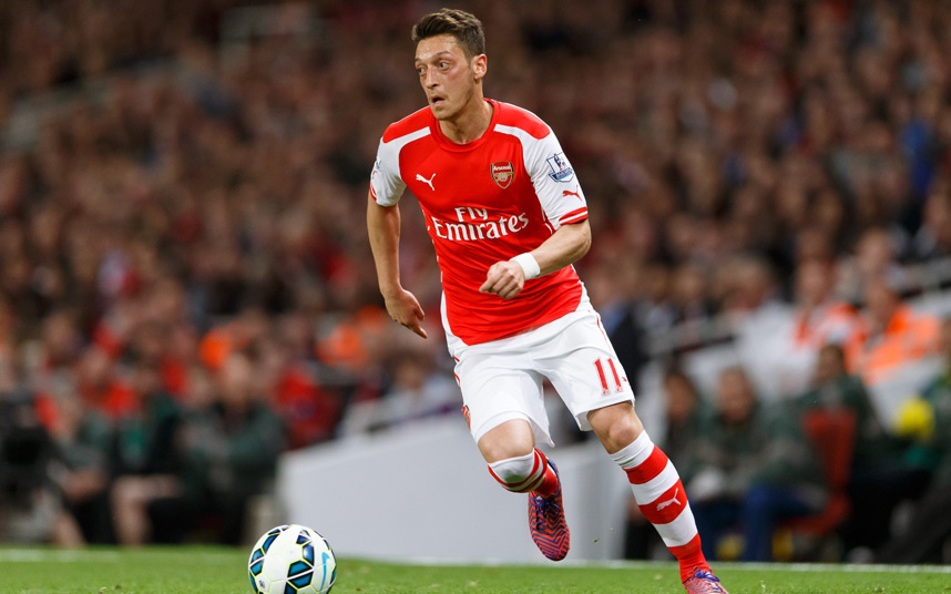 3. Mesut Oezil (Arsenal): Trở lại sau chấn thương, tiền vệ người Đức chứng minh anh xứng đáng với 42,5 triệu bảng “Pháo thủ” bỏ ra. Với nhãn quan chiến thuật sắc bén cùng khả năng kiến tạo tuyệt vời, cựu sao Real được đánh giá là “số 10” xuất sắc nhất Premier League. Ảnh: Rex.
