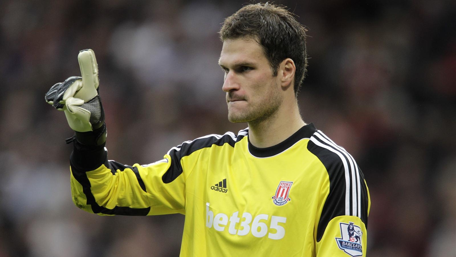 2. Asmir Begovic (Stoke City): Tuyển thủ Bosnia được định giá rẻ hơn so với Hugo Lloris. Tuy nhiên, đẳng cấp của Begovic không hề thua kém đồng nghiệp người Pháp. Với 83 lần cứu thua cùng 7 trận giữ sạch lưới từ đầu mùa, Begovic giúp “The Potters” kết thúc mùa giải với một vị trí ở nửa trên bảng xếp hạng.