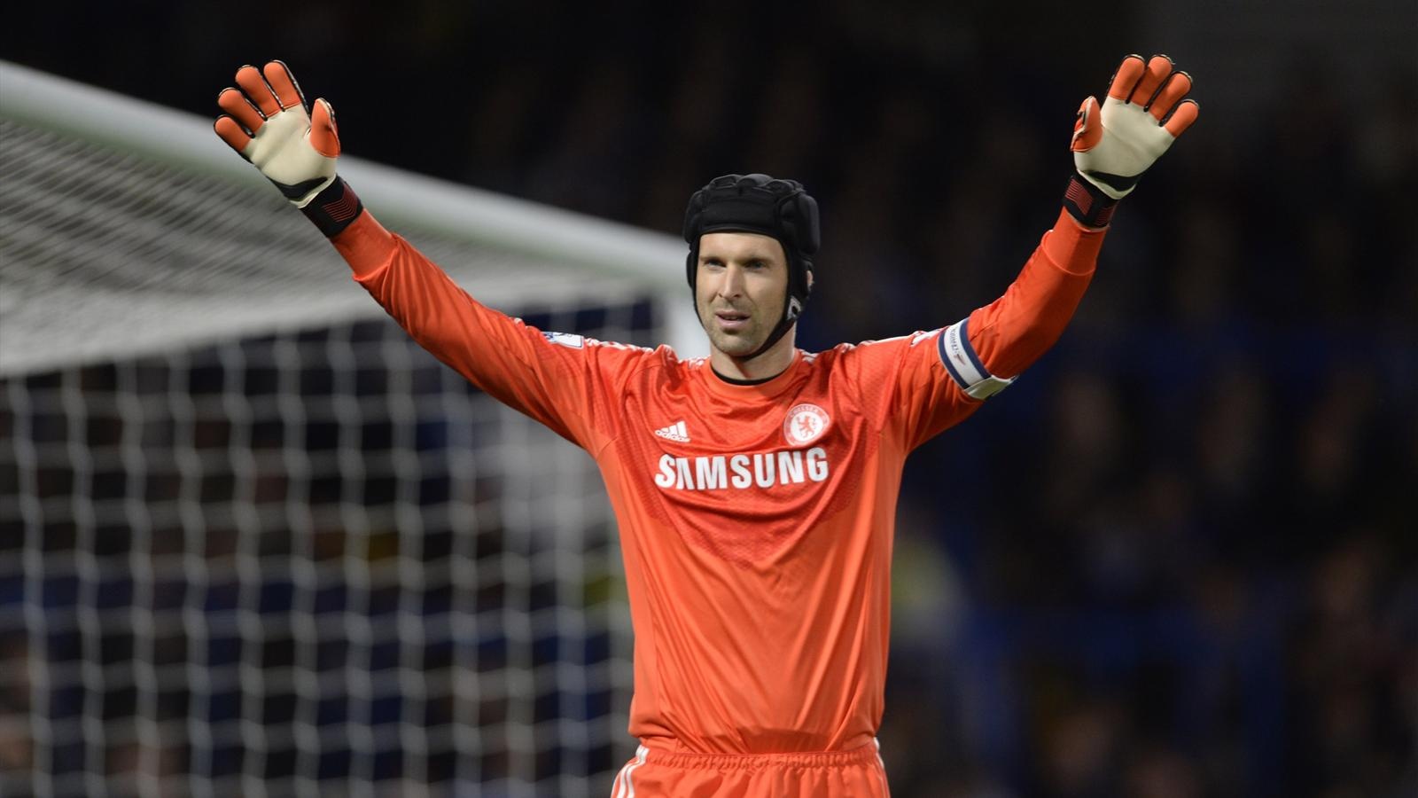 7. Petr Cech (Chelsea): Dù không thi đấu thường xuyên, thủ thành người Séc vẫn thể hiện phong độ và đẳng cấp hàng đầu mỗi khi được trao cơ hội. Mùa giải năm nay, nhà vô địch nước Anh giữ sạch lưới 5 trong 6 lần bắt chính tại Premier League. Thậm chí, thủ môn 33 tuổi còn được so sánh với huyền thoại Van Der Sar của M.U. 
