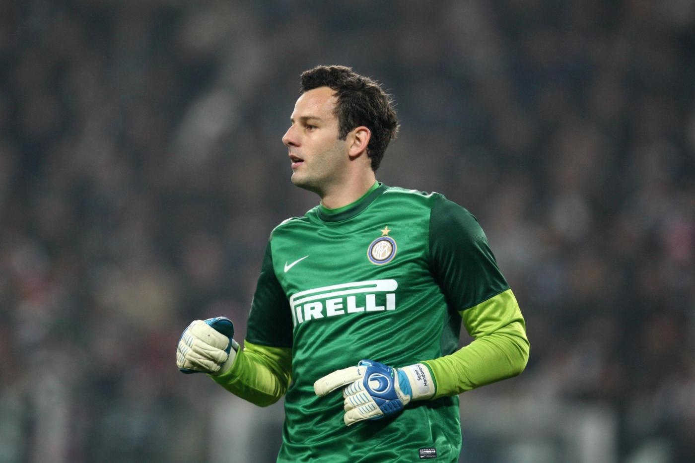 3. Samir Handanovic (Inter Milan): Cựu sao Udinese không hài lòng với mức lương hiện tại. Anh muốn nhận 40.000 bảng mỗi tuần nhưng không được đáp ứng. Trong khi đó, BLĐ “Quỷ đỏ” sẵn sàng trả cho Handanovic cao hơn với những gì anh nhận được ở Giuseppe Meazza. Hợp đồng của thủ thành 30 tuổi sẽ kết thúc vào cuối mùa giải. Do vậy, khả năng tuyển thủ Slovenia chuyển sang chơi tại Old Trafford là rất lớn. 