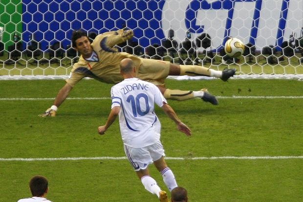 Zidane sut 11 m kieu panenka trong tran chung ket World Cup 2006 hinh anh