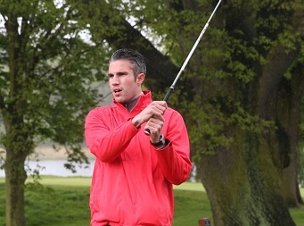 Van Persie het lon sau cu danh golf an tuong hinh anh