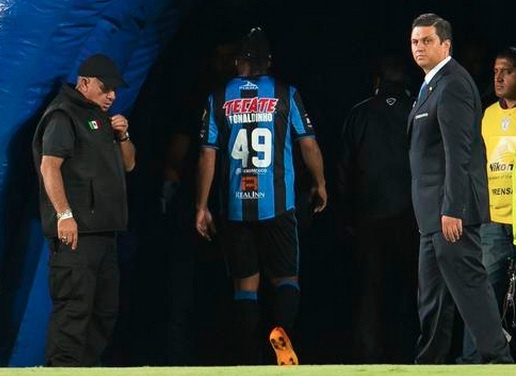 Ronaldinho to thai do sau khi phai roi san cuoi hiep mot hinh anh