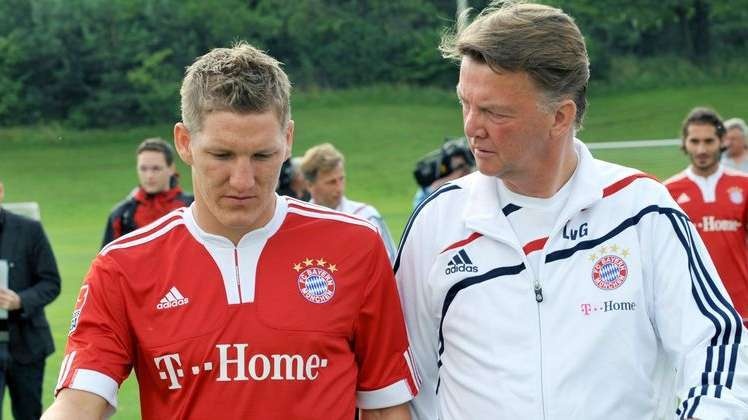 HLV Van Gaal muon tai ngo Schweinsteiger trong mau ao M.U hinh anh