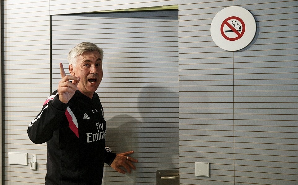 HLV Ancelotti vui dua bat chap hoai nghi ve tuong lai hinh anh