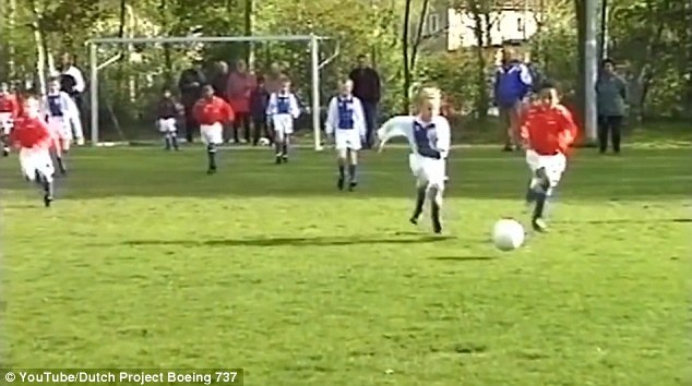 Memphis Depay the hien tai choi bong khi 7 tuoi hinh anh