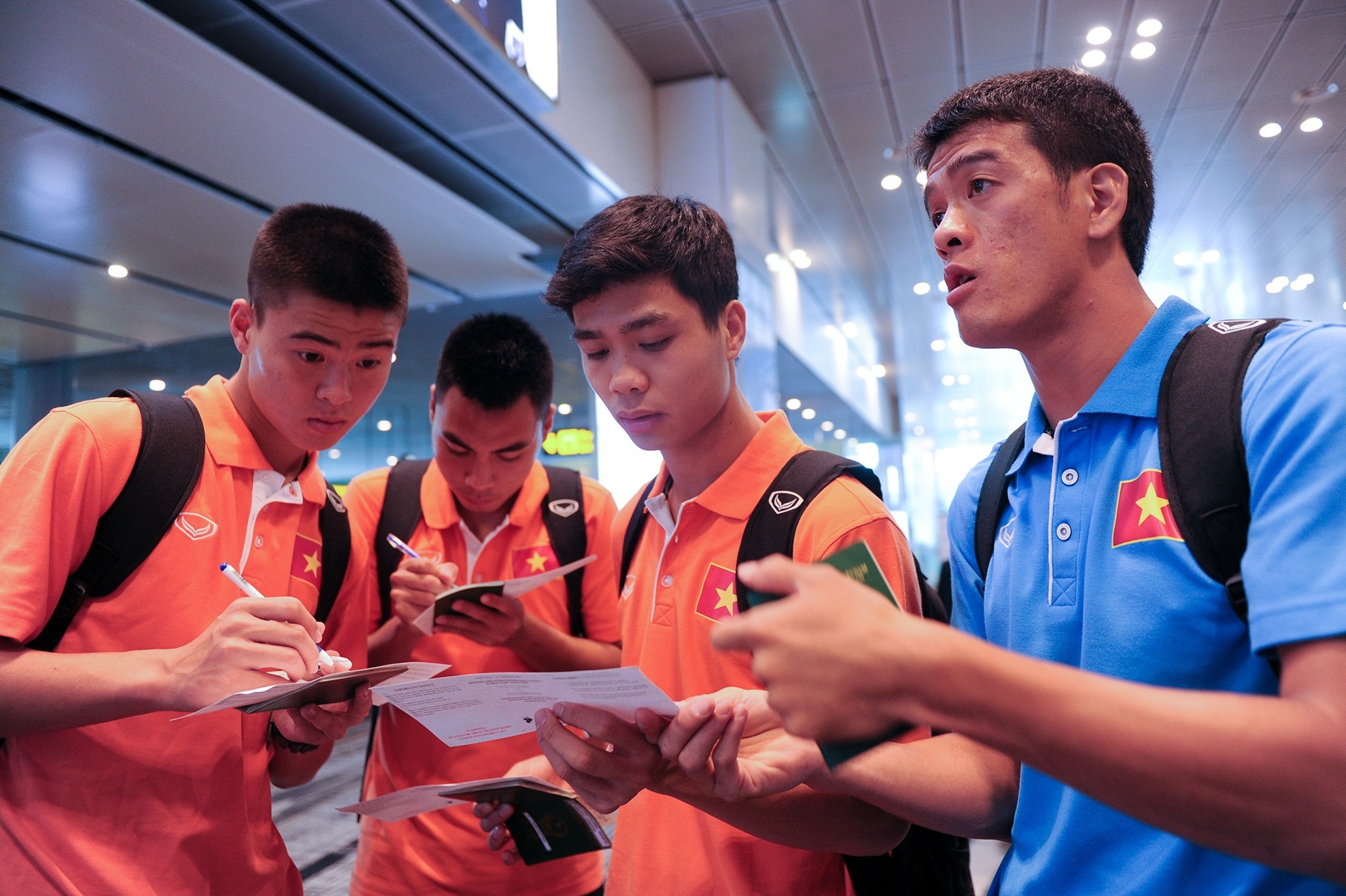 Cong Phuong huong dan dong doi nhap canh tai Singapore hinh anh