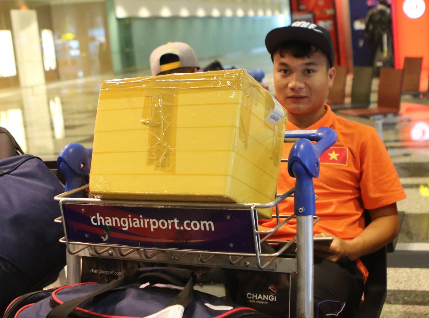 Lần tham dự SEA Games 28 cũng không phải ngoại lệ. Các tuyển thủ U23 Việt Nam mang theo thùng dưa muối cỡ lớn tới Singapore. Tiền vệ Phi Sơn 