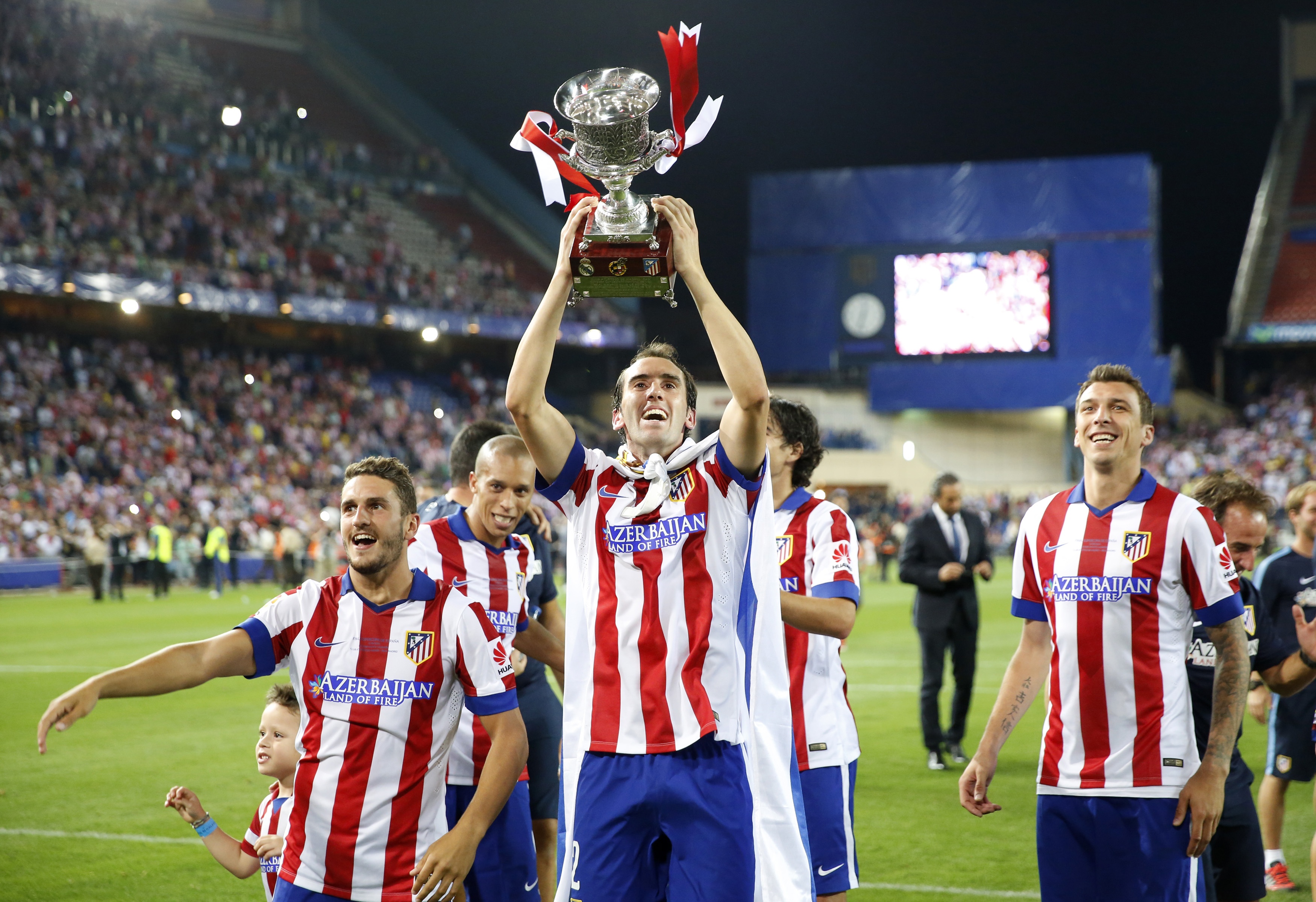 Real một lần nữa đụng Atletico ở Siêu cúp Tây Ban Nha. Tuy nhiên, không như chung kết Champions League, thầy trò HLV Ancelotti thúc thủ trước kình địch cùng thành phố với tỷ số 1-2 sau hai lượt trận. Ảnh: Latintimes.